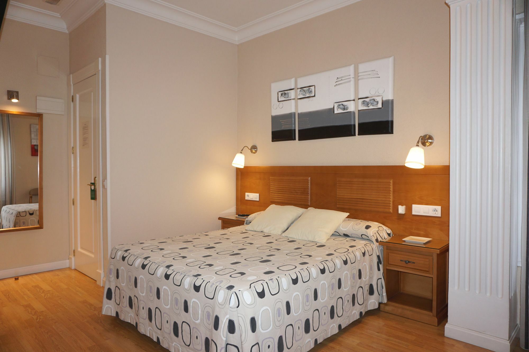 Hostal Santillan Madrid Kültér fotó