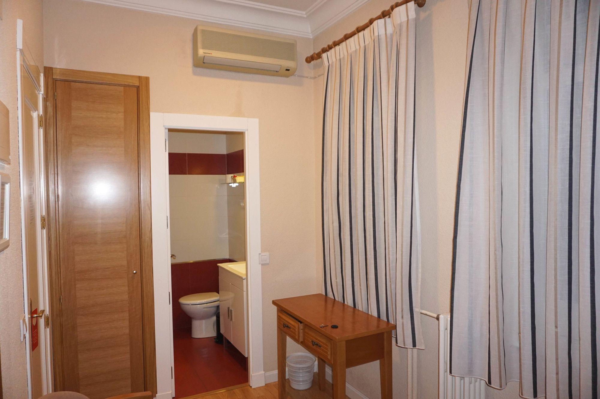 Hostal Santillan Madrid Kültér fotó